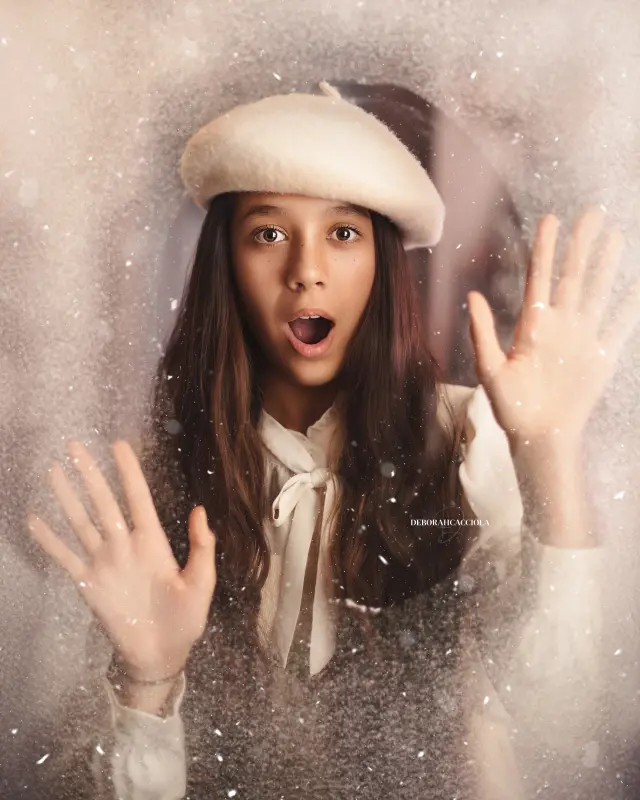 Christmas session in studio in Orléans, France: portrait in a Christmas setting, elegant close composition, natural result