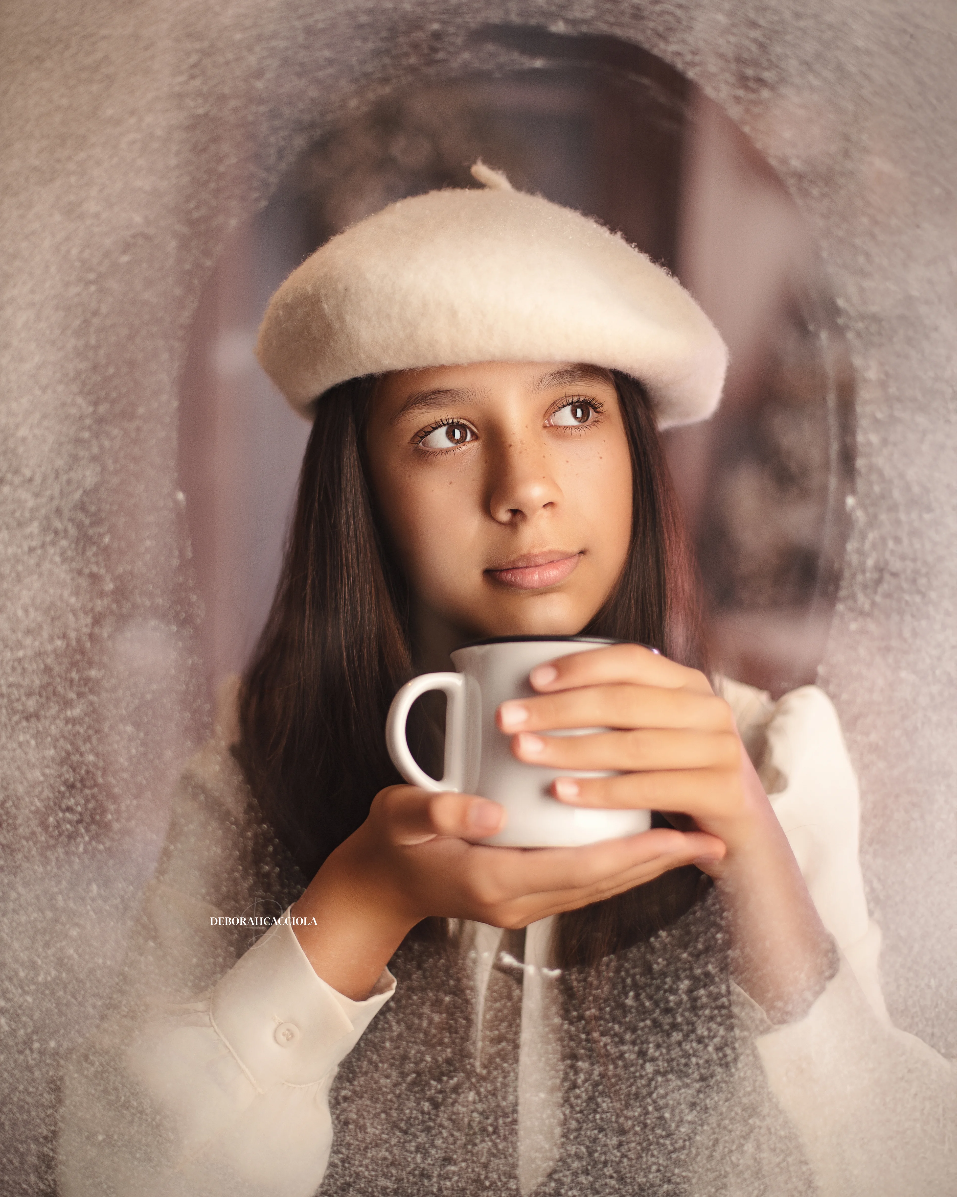 Christmas session in studio in Orléans, France: portrait in a Christmas setting, soft vertical framing, natural result