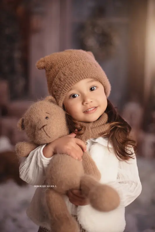 Christmas session in studio in Orléans, France: portrait in a Christmas setting, soft vertical framing, natural tones