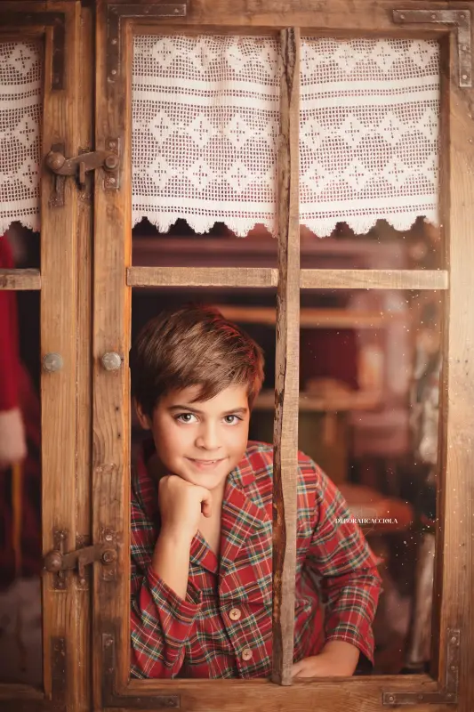 Christmas photo studio Orléans, France: festive end-of-year moment, soft vertical framing, light palette