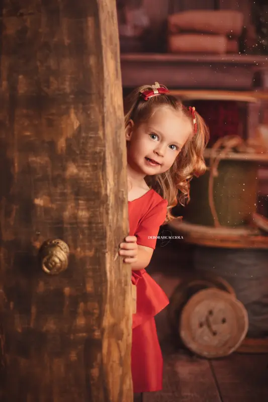 Christmas session in studio in Orléans, France: portrait in a Christmas setting, soft vertical framing, soft colors