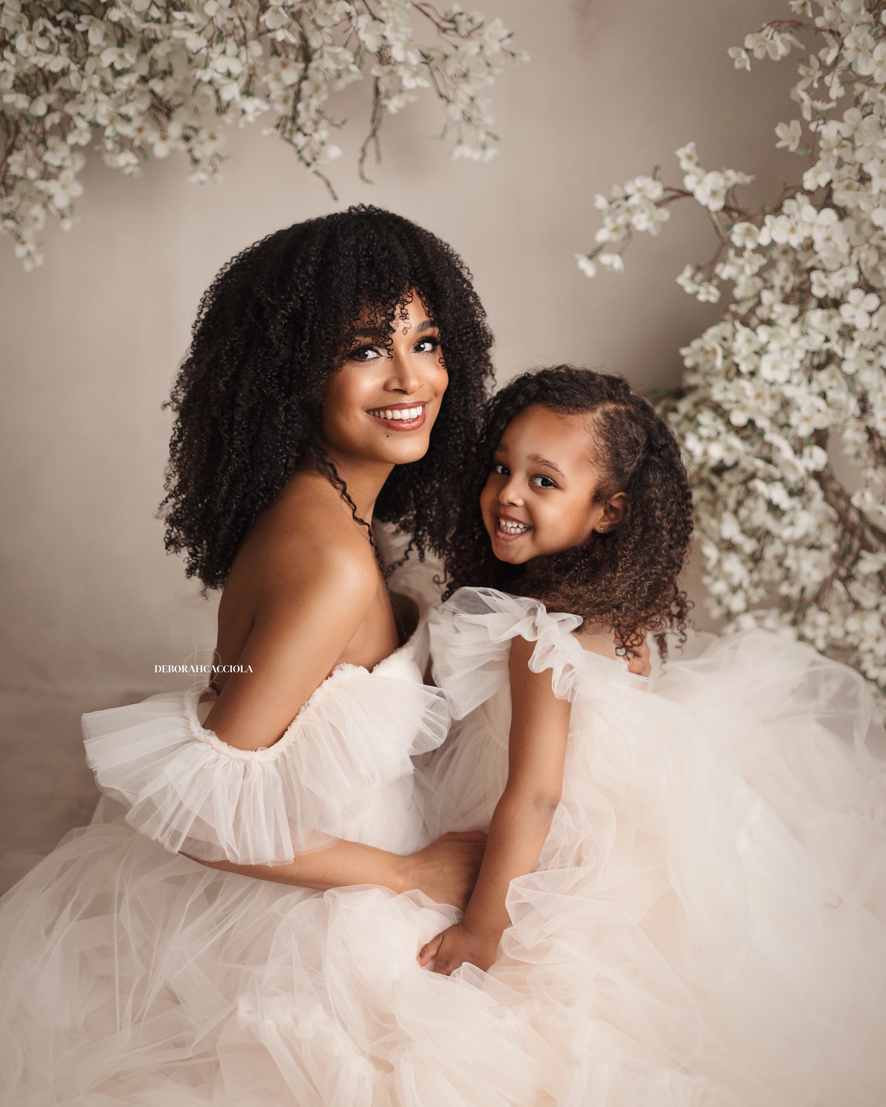mother and me session in studio in Orléans, France: mother-child bond, soft vertical framing, natural result