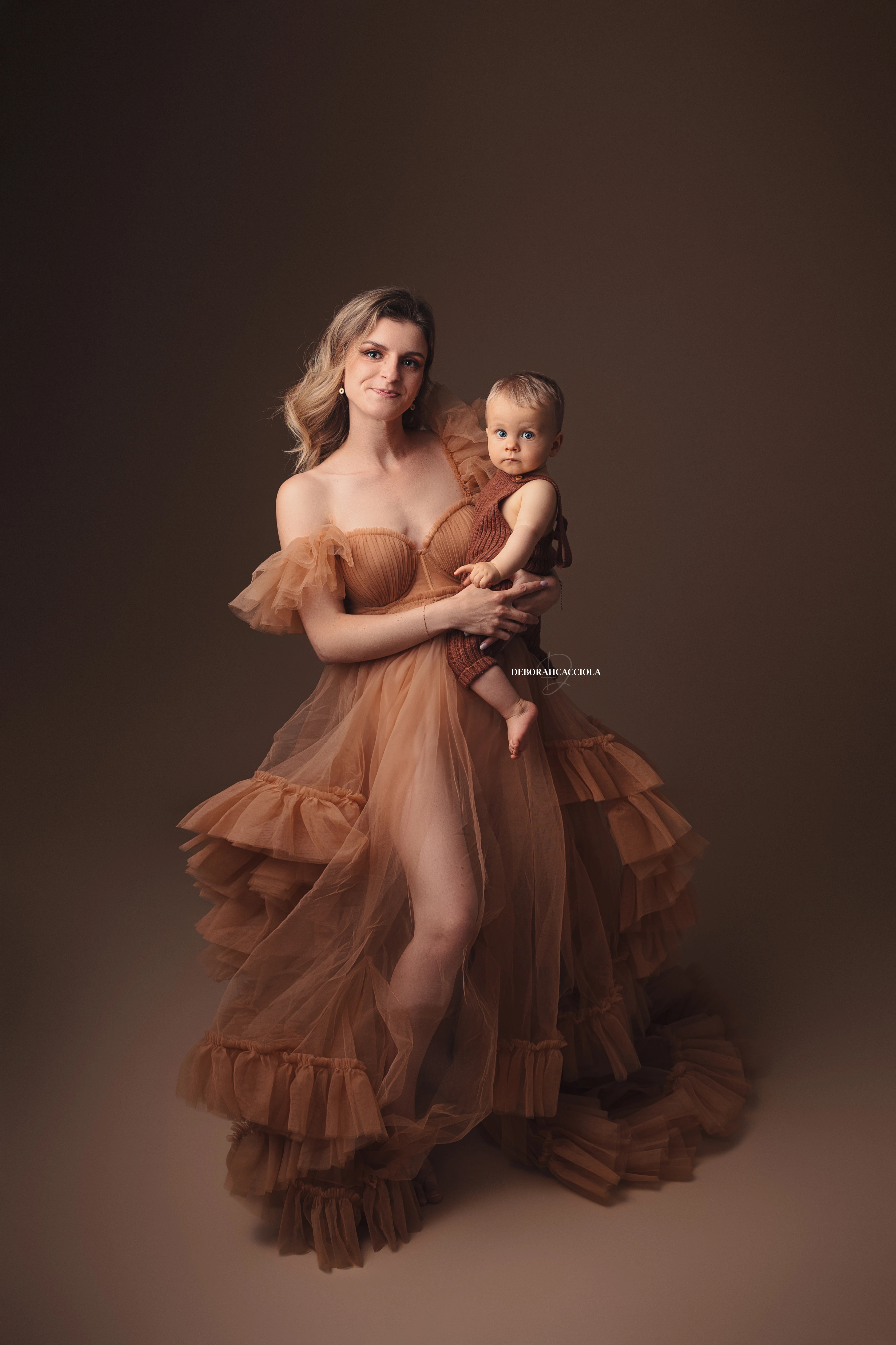 mother and me session in studio in Orléans, France: mother-child bond, soft vertical framing, natural result