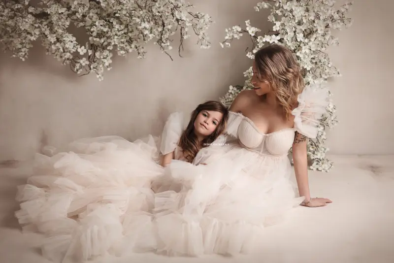 mother and me session in studio in Orléans, France: mother-child bond, balanced horizontal framing, light palette