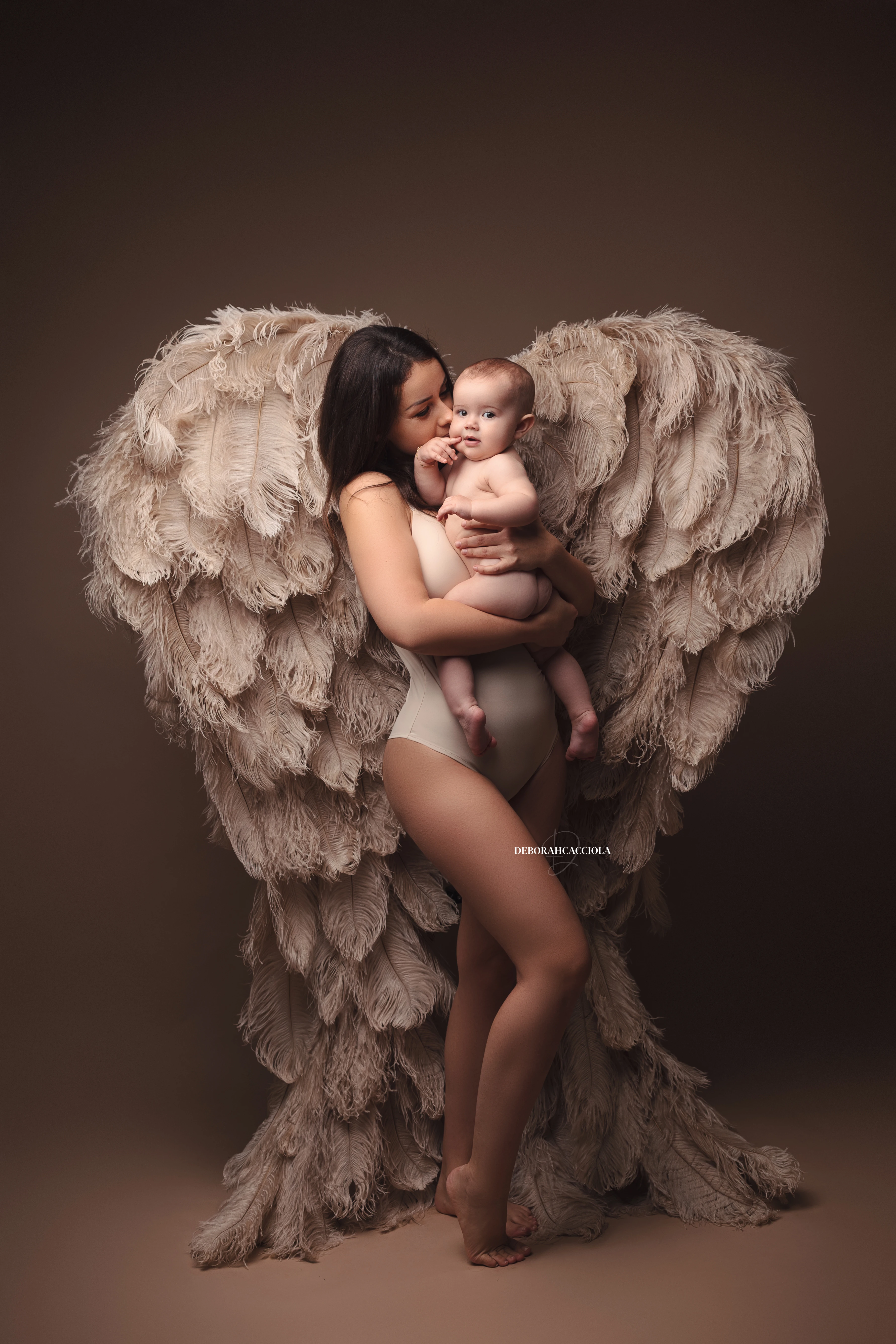 mother and me session in studio in Orléans, France: mother-child bond, elegant close composition, natural result