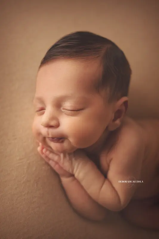 baby session in Orléans, France - baby in the first days, natural vertical shot, light palette