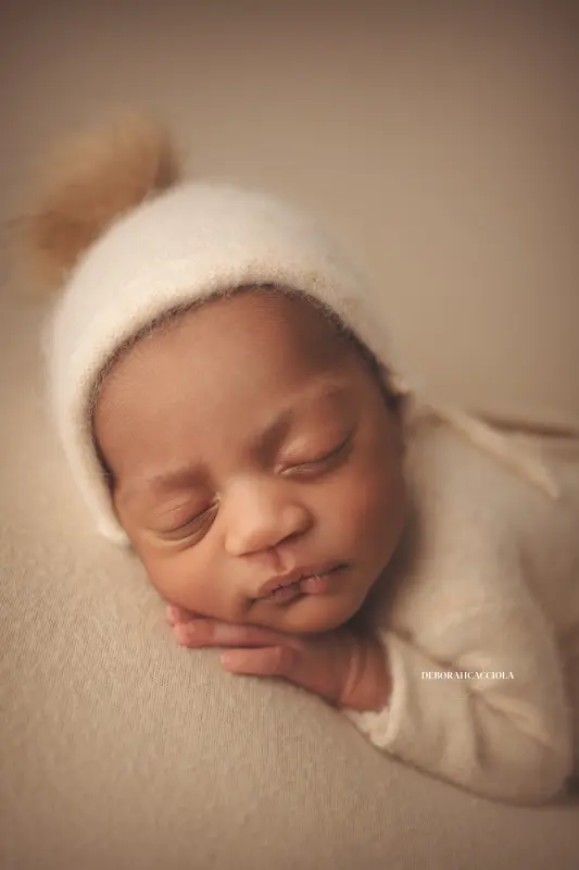 newborn photo in Orléans, France, baby in the first days, natural vertical shot, light palette