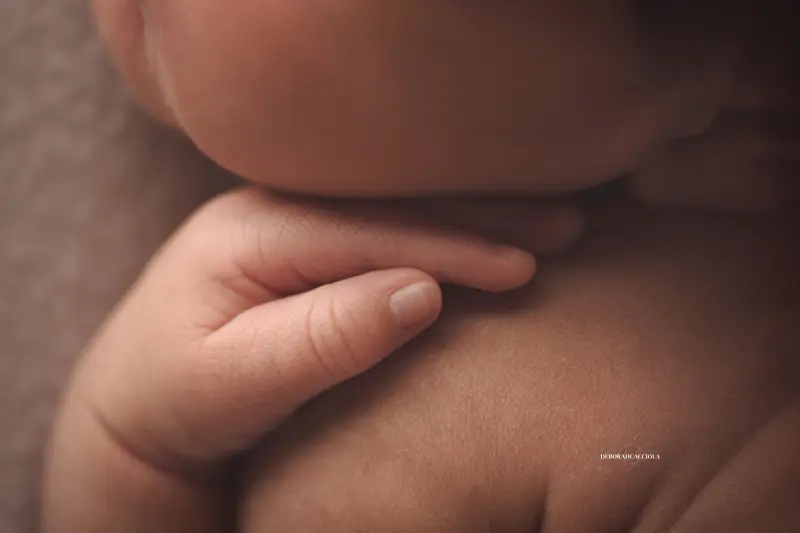 newborn portrait in Orléans, France: tender moment with baby, harmonious wide shot, natural tones