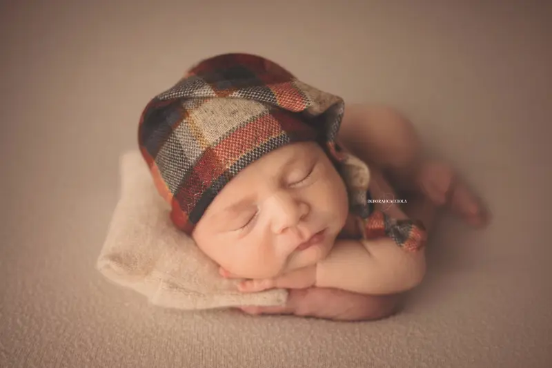 newborn portrait in Orléans, France: tender moment with baby, harmonious wide shot, natural tones