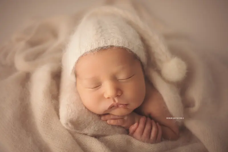 newborn portrait in Orléans, France: baby in the first days, wide natural composition, soft colors