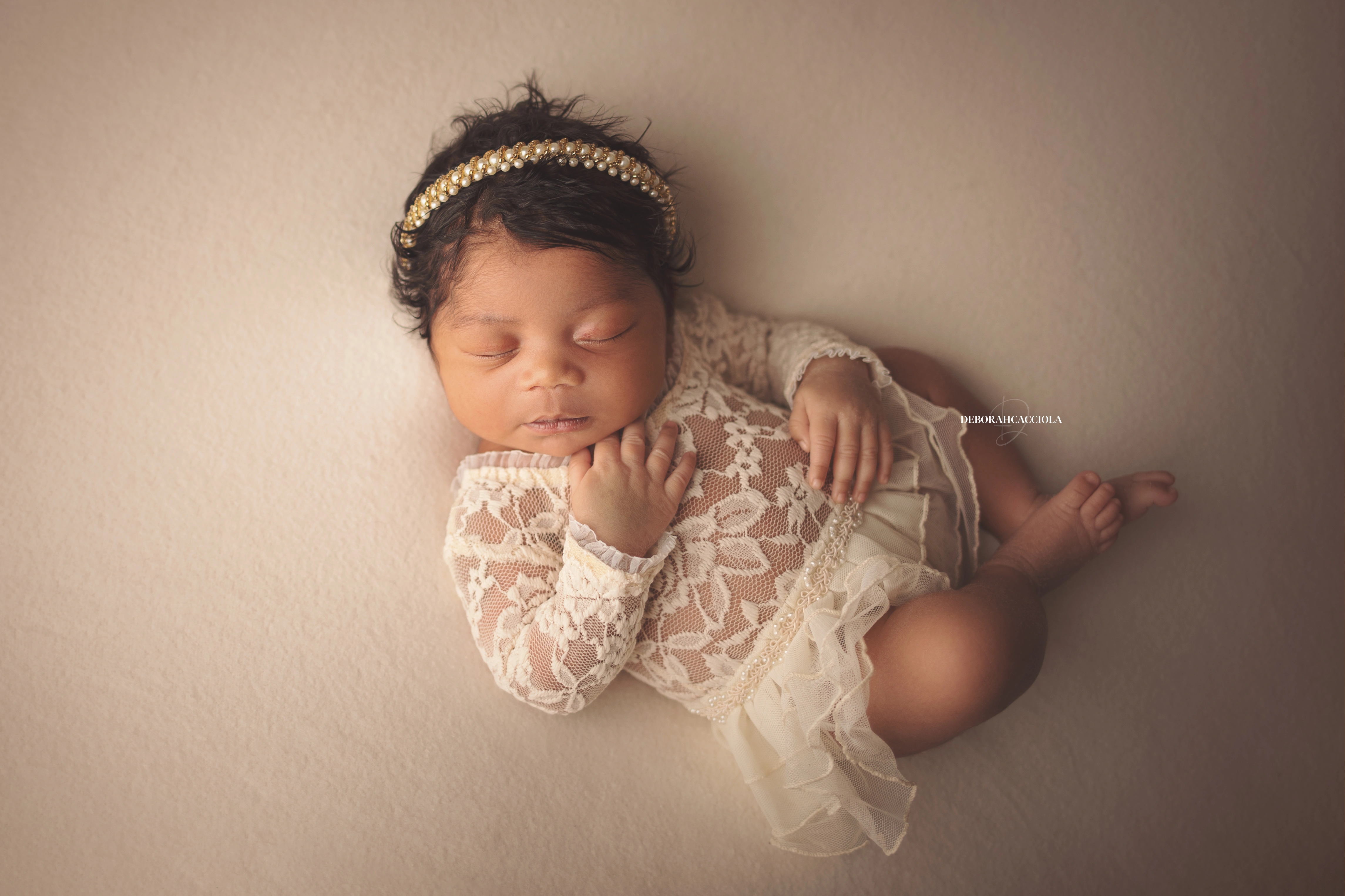 newborn portrait Orléans, France: newborn in studio, soft panoramic scene, balanced colors