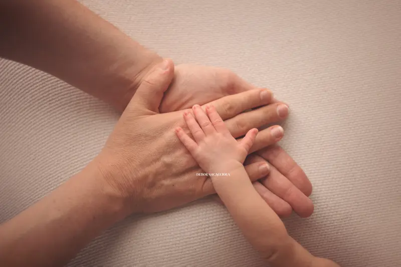 newborn photo in Orléans, France, baby in the first days, wide natural composition, natural tones