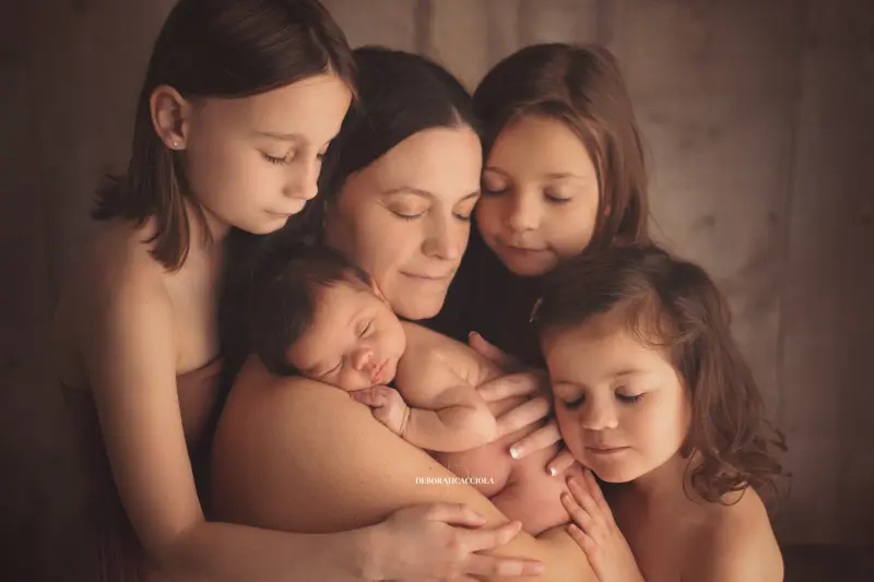 newborn portrait in Orléans, France: tender moment with baby, harmonious wide shot, soft colors