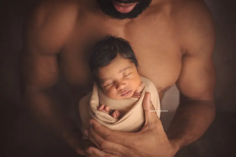 newborn photo in Orléans, France, tender moment with baby, harmonious wide shot, natural result