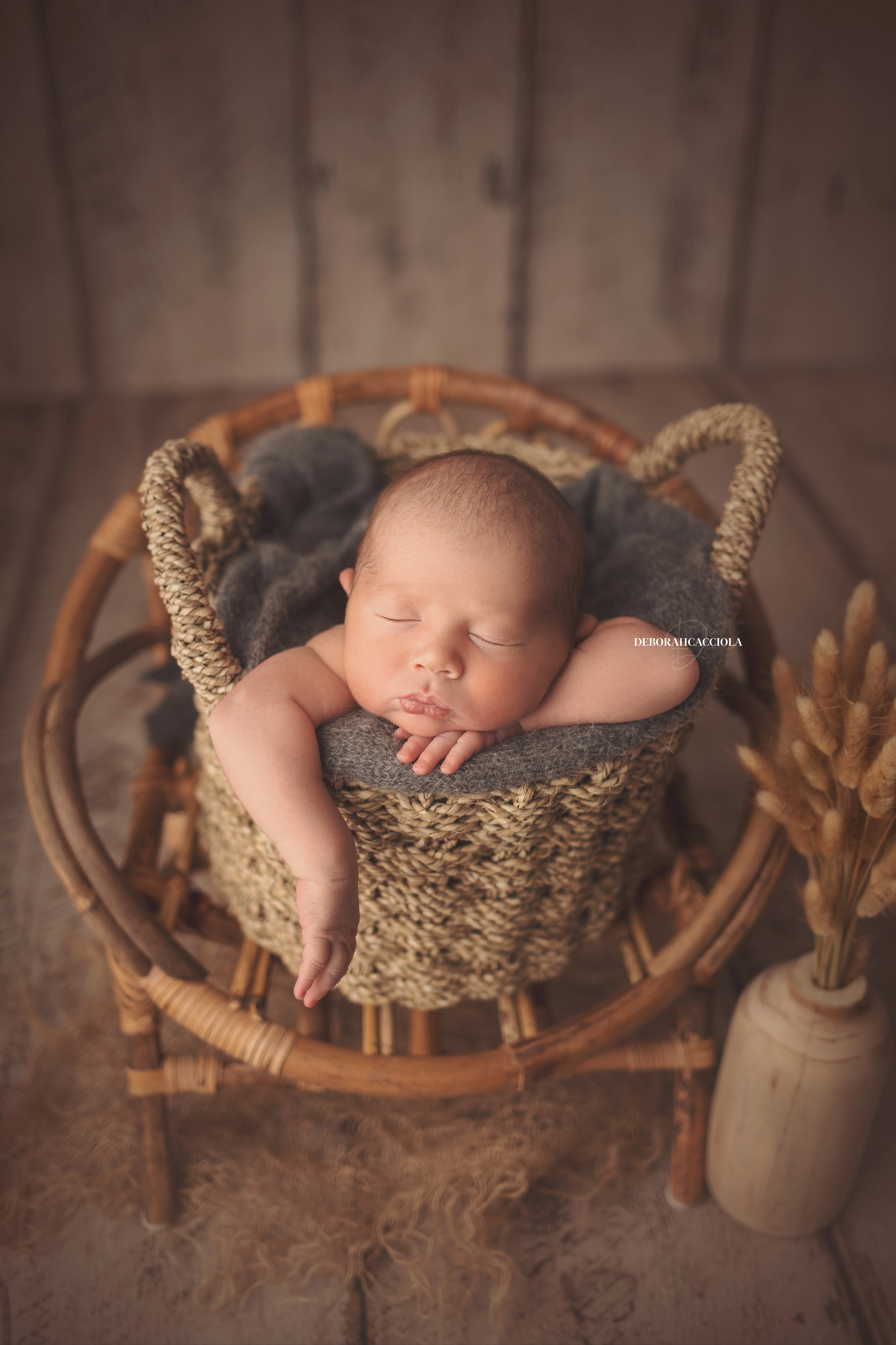 newborn portrait in Orléans, France: baby in the first days, natural vertical shot, natural tones