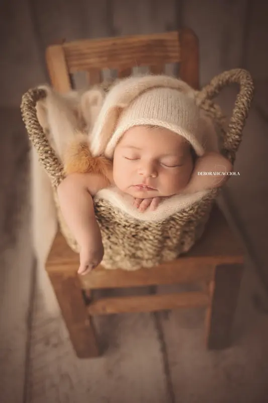 newborn portrait Orléans, France: newborn in studio, soft vertical framing, balanced colors