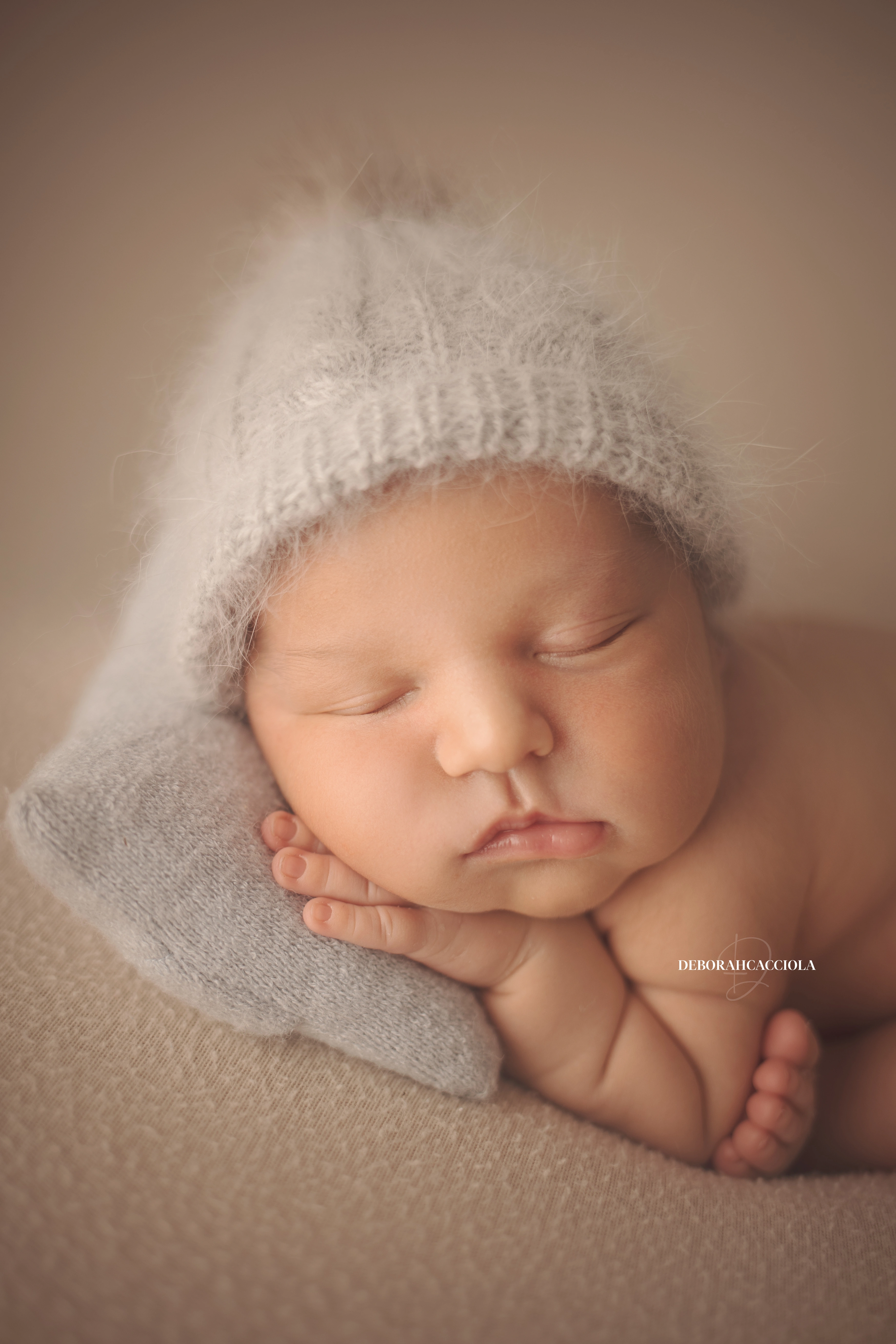 newborn photo in Orléans, France, baby in the first days, natural vertical shot, natural tones