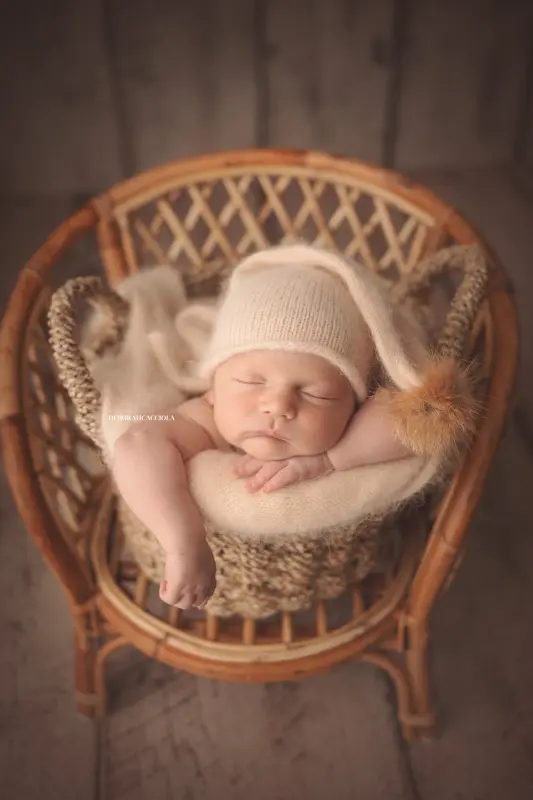 newborn photo in Orléans, France, baby in the first days, natural vertical shot, light palette