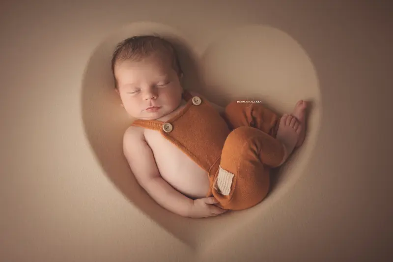 baby session in Orléans, France - baby in the first days, wide natural composition, soft colors