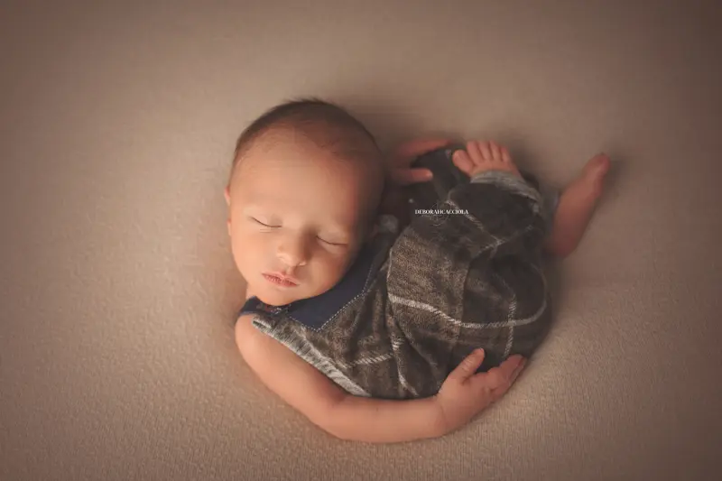 newborn portrait in Orléans, France: tender moment with baby, harmonious wide shot, balanced colors
