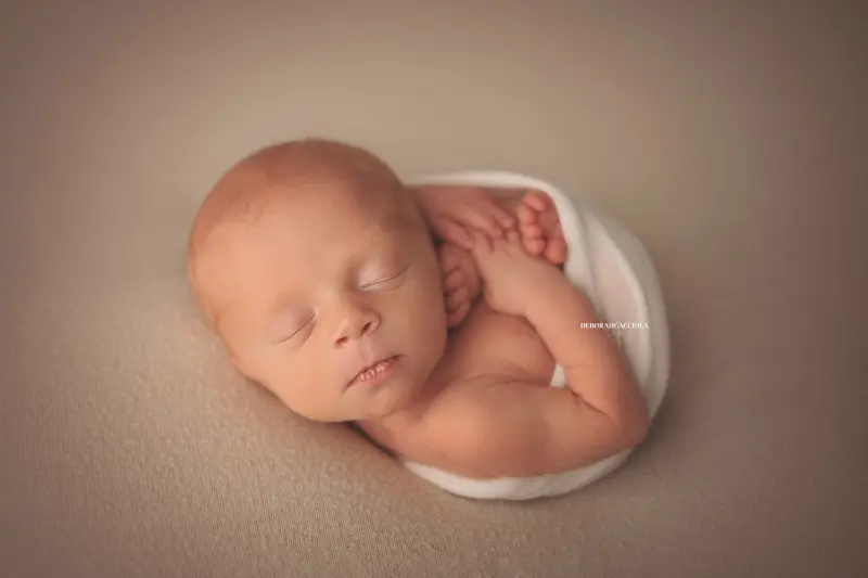 baby session in Orléans, France - baby in the first days, wide natural composition, natural result