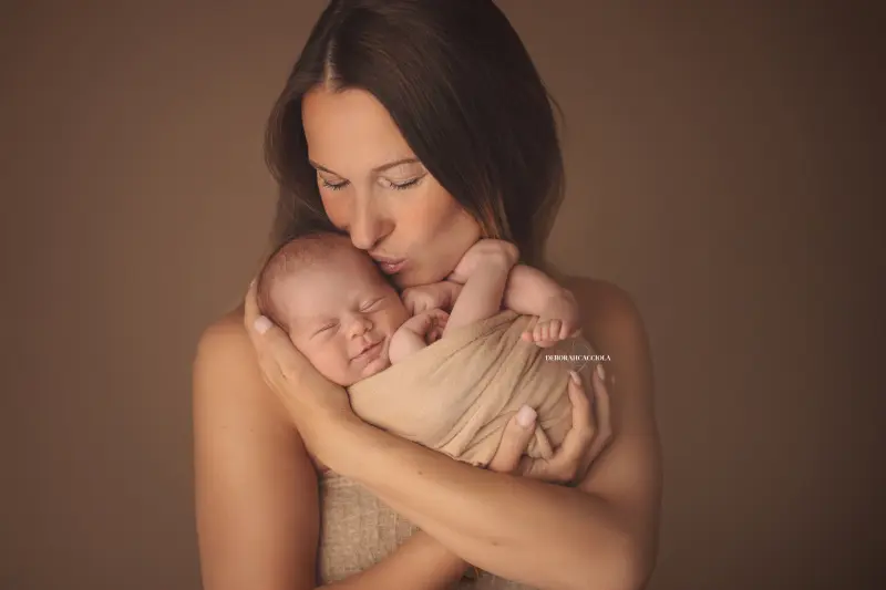 newborn photo in Orléans, France, baby in the first days, wide natural composition, light palette