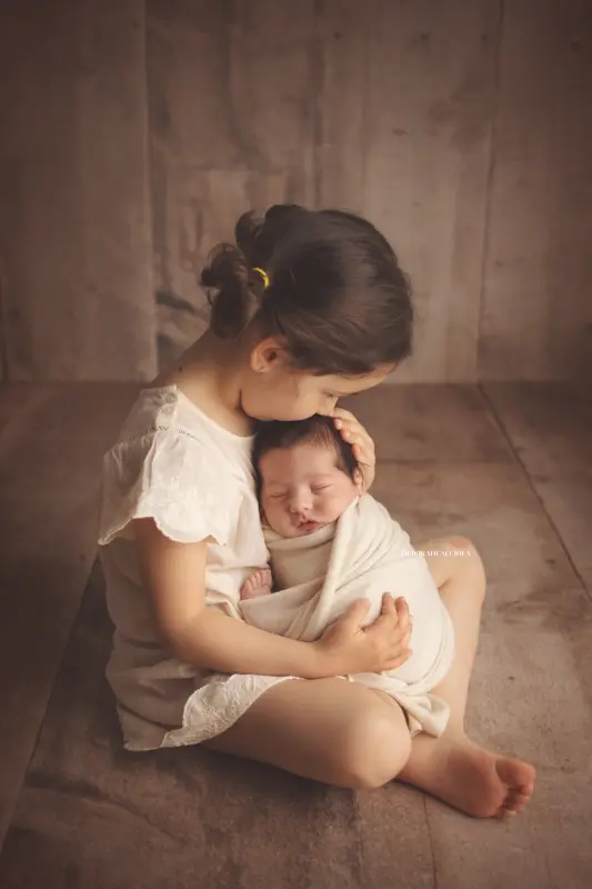 baby session in Orléans, France - tender moment with baby, polished vertical portrait, soft colors