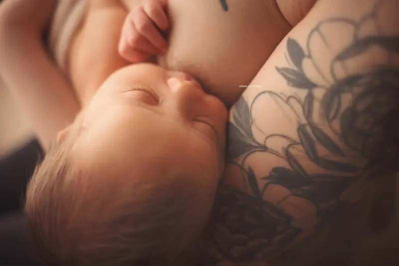 newborn photo in Orléans, France, tender moment with baby, harmonious wide shot, light palette
