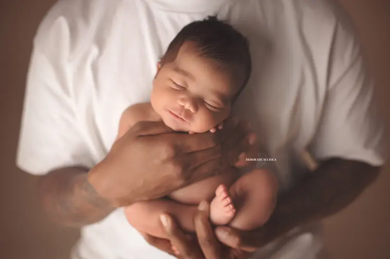 baby session in Orléans, France - tender moment with baby, harmonious wide shot, light palette