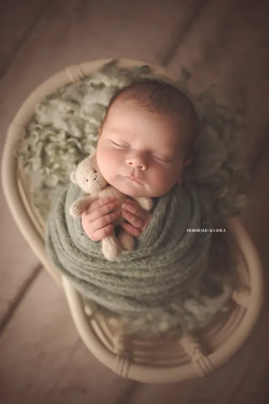 newborn photo in Orléans, France, baby in the first days, natural vertical shot, natural result