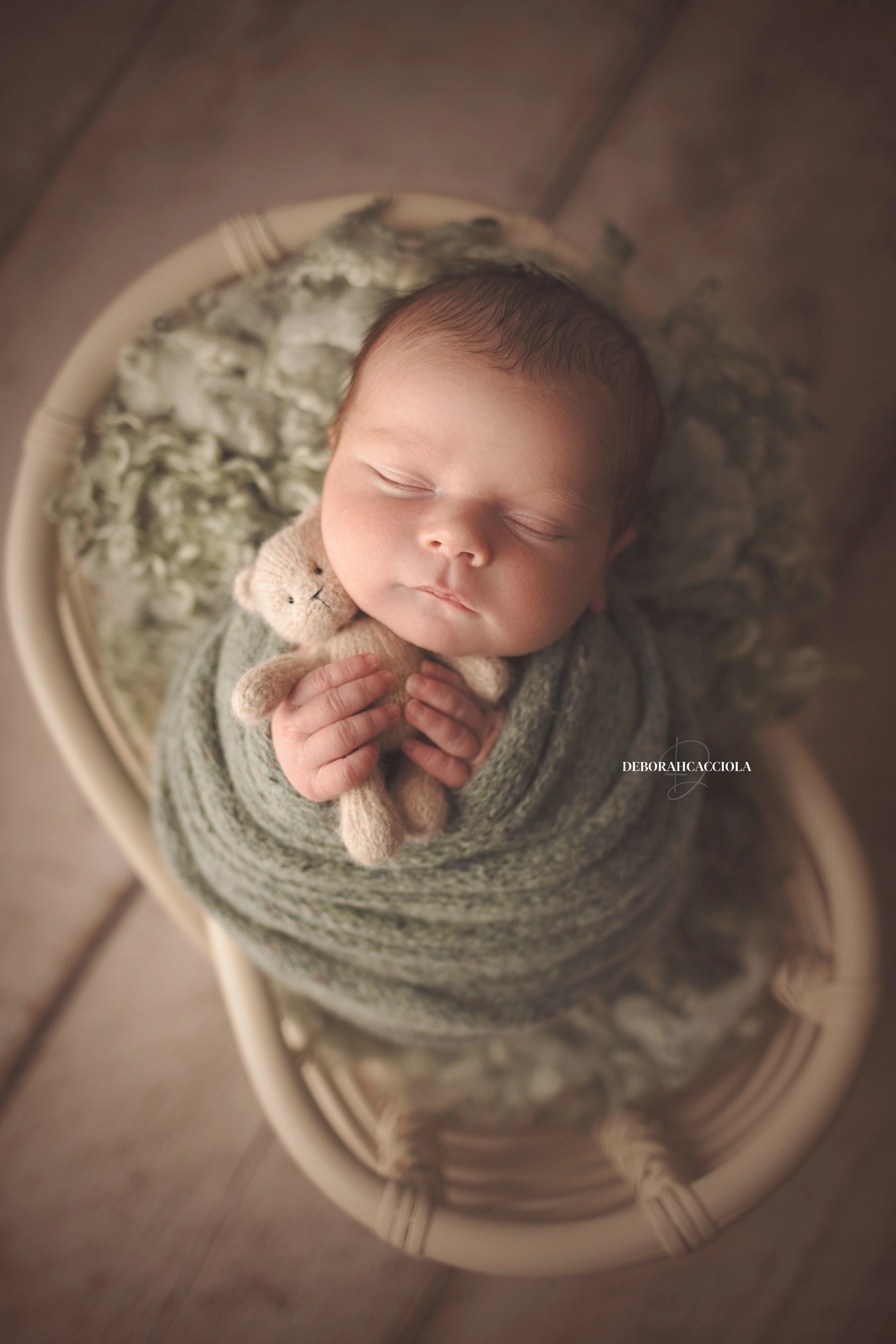 newborn photo in Orléans, France, baby in the first days, natural vertical shot, natural result