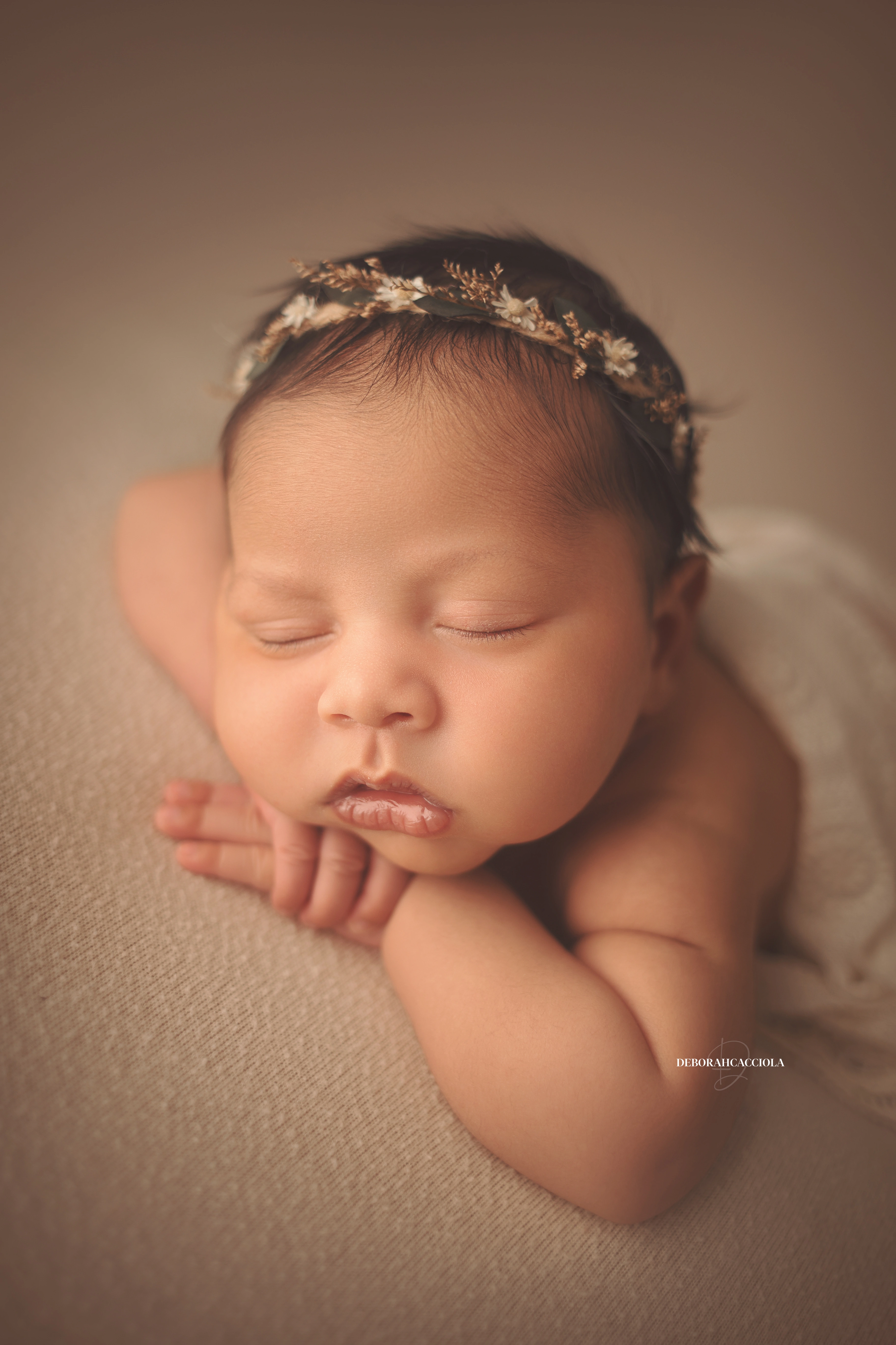 newborn photo studio Orléans, France: newborn in studio, soft vertical framing, soft colors