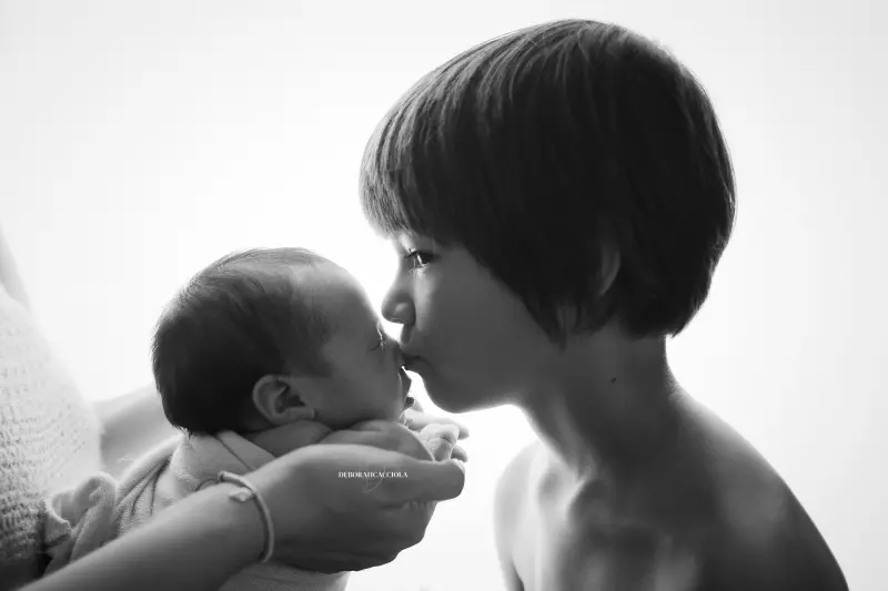 baby session in Orléans, France - tender moment with baby, harmonious wide shot, black-and-white contrast