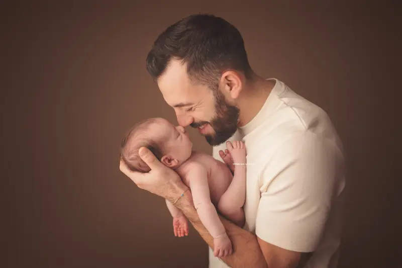 newborn portrait Orléans, France: newborn in studio, soft panoramic scene, balanced colors