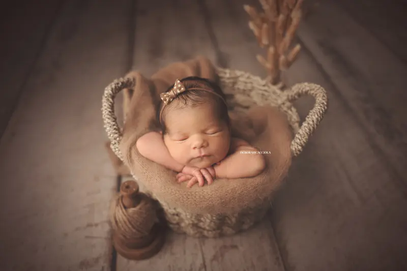 newborn portrait in Orléans, France: tender moment with baby, harmonious wide shot, natural tones