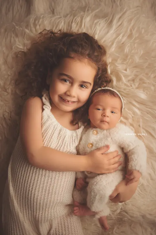 baby session in Orléans, France - baby in the first days, natural vertical shot, soft colors