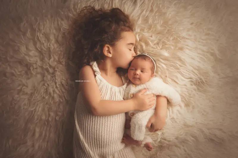 newborn portrait Orléans, France: newborn in studio, soft panoramic scene, natural tones