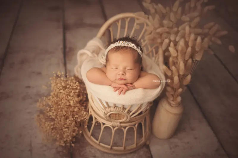 newborn photo in Orléans, France, baby in the first days, wide natural composition, natural tones