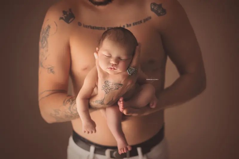 newborn photo in Orléans, France, baby in the first days, wide natural composition, balanced colors