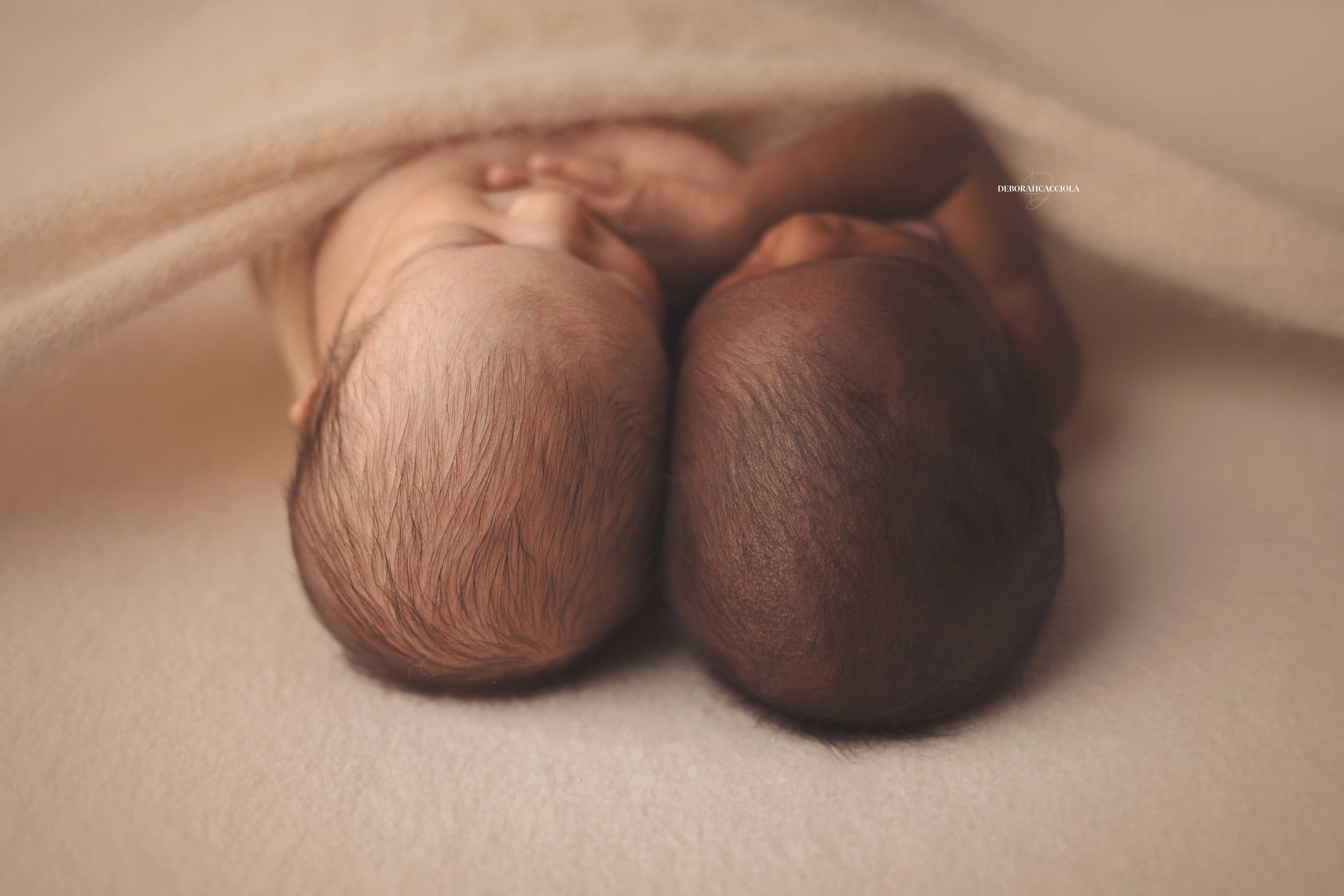 baby session in Orléans, France - tender moment with baby, harmonious wide shot, natural result