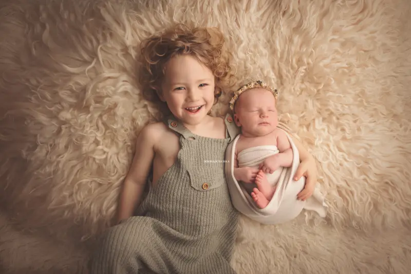baby session in Orléans, France - baby in the first days, wide natural composition, light palette