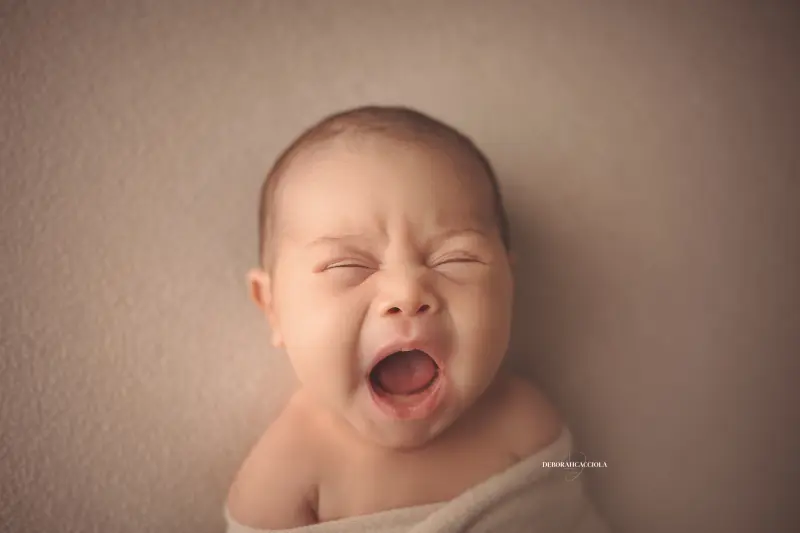 newborn portrait in Orléans, France: baby in the first days, wide natural composition, natural result