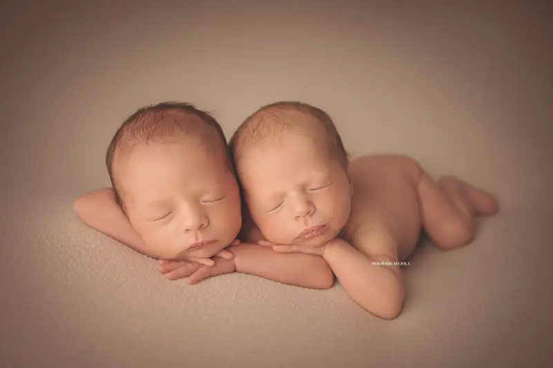 newborn photo studio Orléans, France: delicate baby portrait, balanced horizontal framing, natural tones