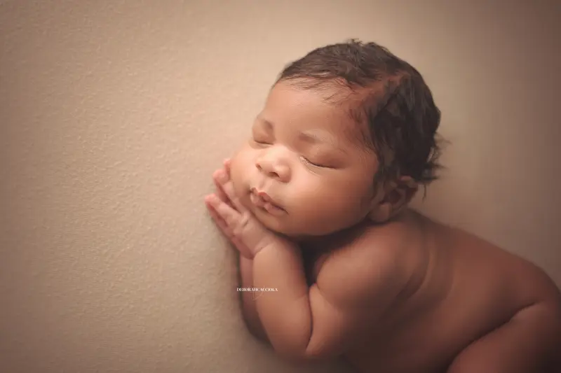 newborn portrait in Orléans, France: tender moment with baby, harmonious wide shot, natural tones