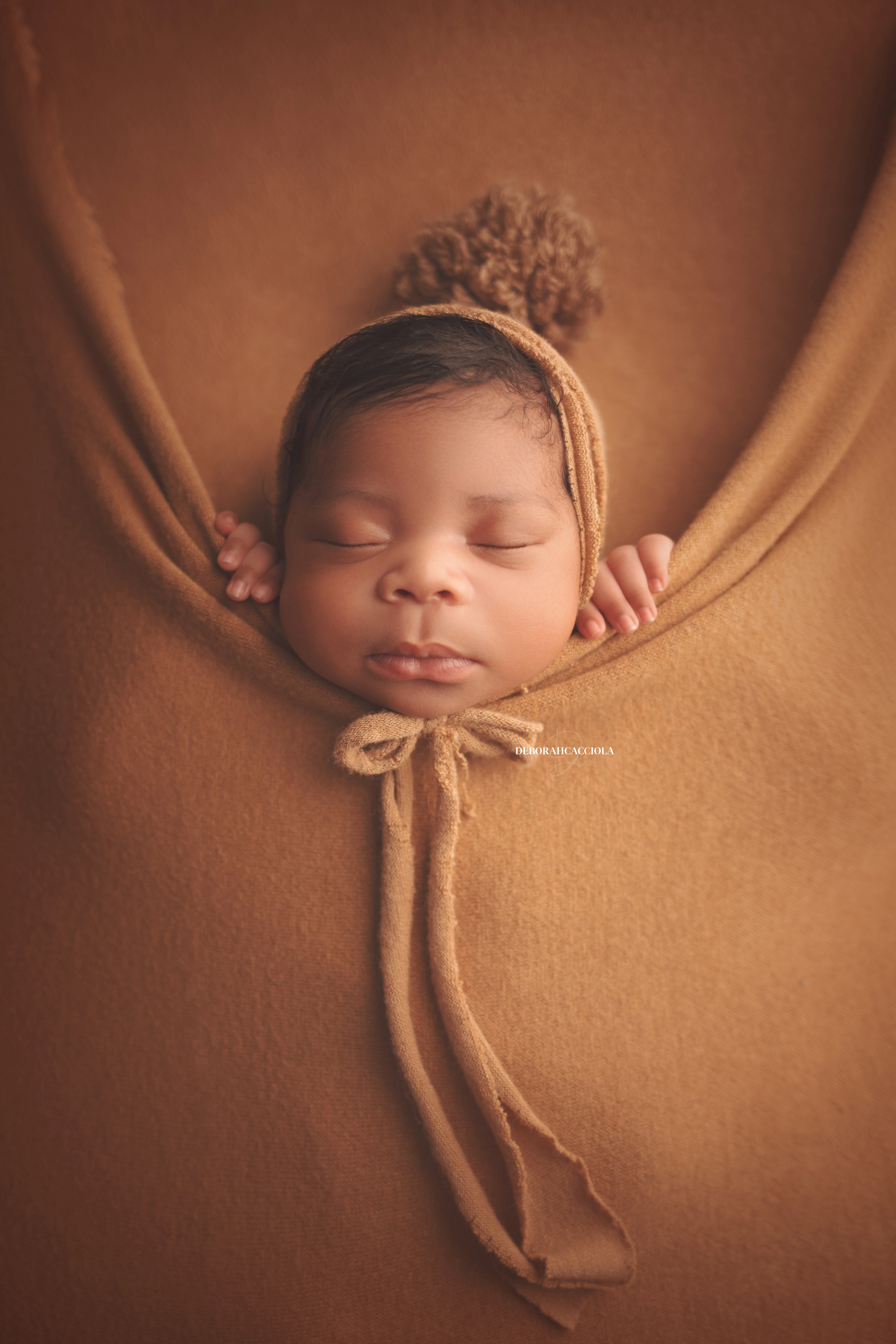 newborn portrait in Orléans, France: baby in the first days, natural vertical shot, balanced colors
