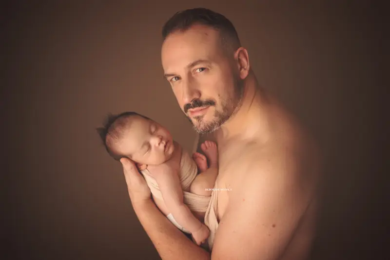 newborn portrait in Orléans, France: baby in the first days, wide natural composition, soft colors