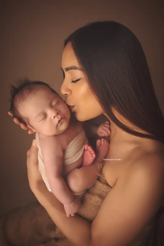 newborn portrait Orléans, France: newborn in studio, soft vertical framing, soft colors