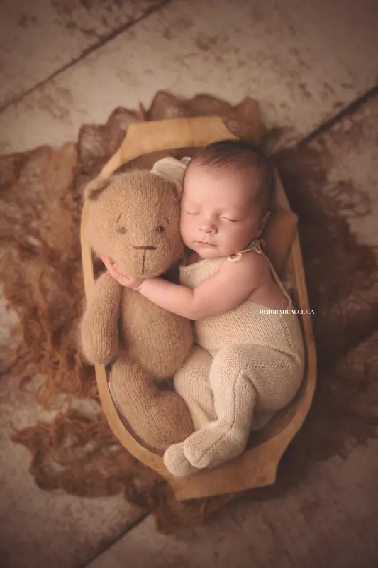 newborn portrait in Orléans, France: baby in the first days, natural vertical shot, balanced colors