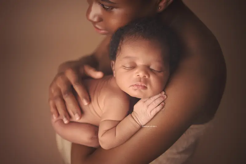 newborn photo studio Orléans, France: newborn in studio, soft panoramic scene, natural result
