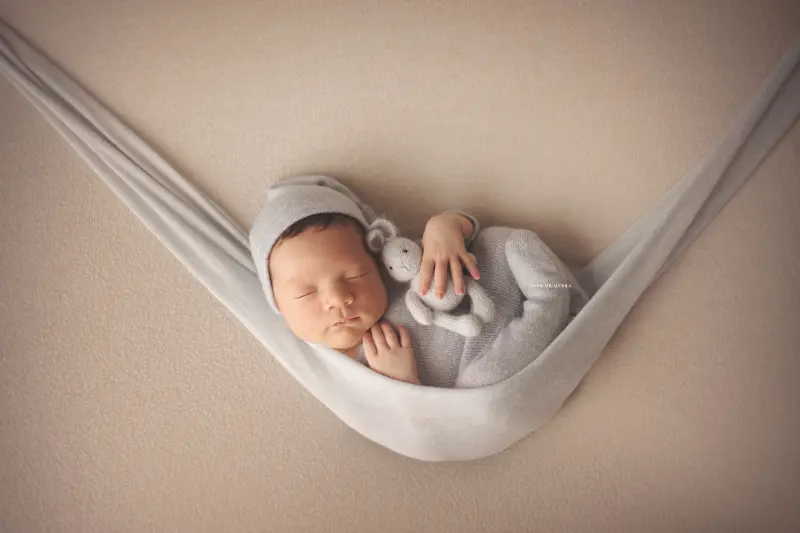 baby session in Orléans, France - tender moment with baby, harmonious wide shot, natural result